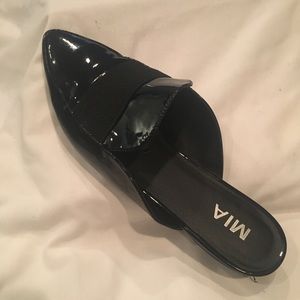**SOLD**MIA  BLACK PATENT LEATHER SLIDES